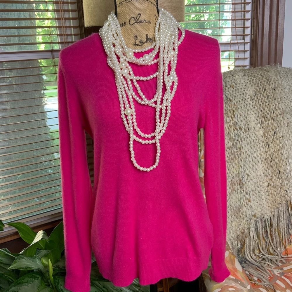 Lord&Taylor traditional cashmere crew neck sweater.